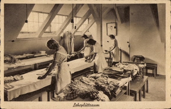 Postcard Berlin Pankow Niederschönhausen, Friedrich Fröbel House, Kaiserin-Augusta-Str. 37, teaching room