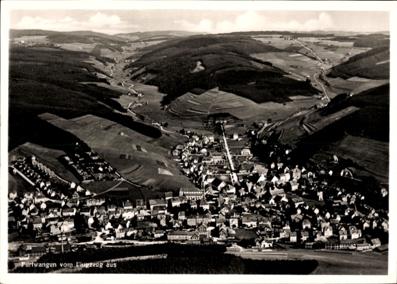 Ak Furtwangen im Schwarzwald, Luftaufnahme von  wunderschöne Landschaft,  Gebäude