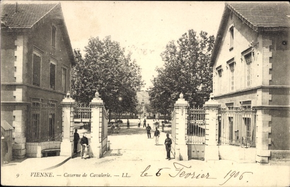 Postcard Châtellerault Vienne, Caserne de Cavalerie, architectural view, people on the street