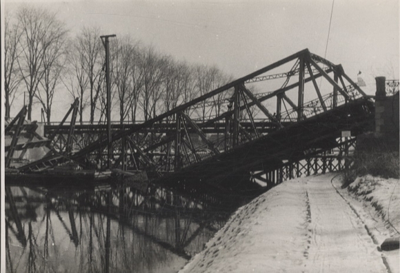 Original photo Berlin Neukölln, destroyed bridge over the Teltow Canal (Späthstraße), 1945/46