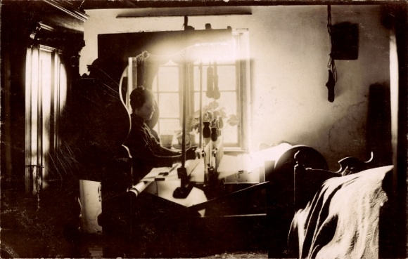 Photo Bredstedt in Holstein Nordfriesland, woman at the loom