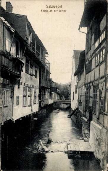 Ak Salzwedel in der Altmark,  Partie an der Jeetze, Wasserstraße, alte Gebäude