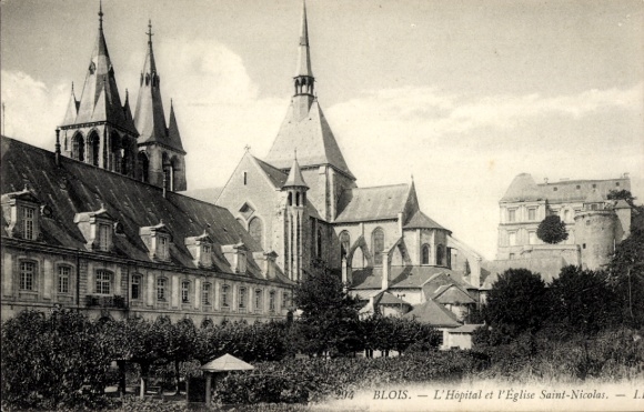 Postcard Blois Loir et Cher, L'Hôpital et l'Eglise Saint-Nicolas, historical architecture, garden
