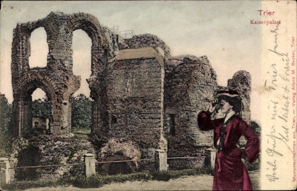 Ak Trier an der Mosel, Kaiserpalast,  Frau in rotem Kleid,  Ruinen