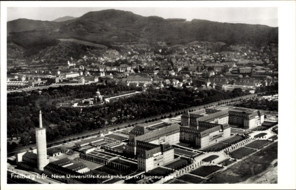 Ak Freiburg im Breisgau, Luftaufnahme von  Neue Universitäts-Krankenhäuser, Berge im Hintergrund
