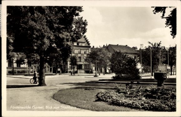 Postcard Fürstenwalde an der Spree, view of the town hall, cityscape, trees, flowerbed