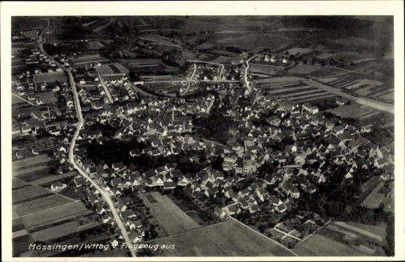 Ak Mössingen in Württemberg, luchtfoto van veel huizen, landschap, wegeninrichting