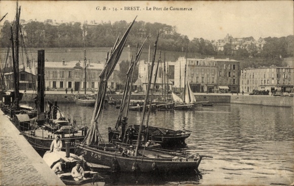 Postcard Brest Finistère, Le Port de Commerce, harbor view, ships on the water, architecture