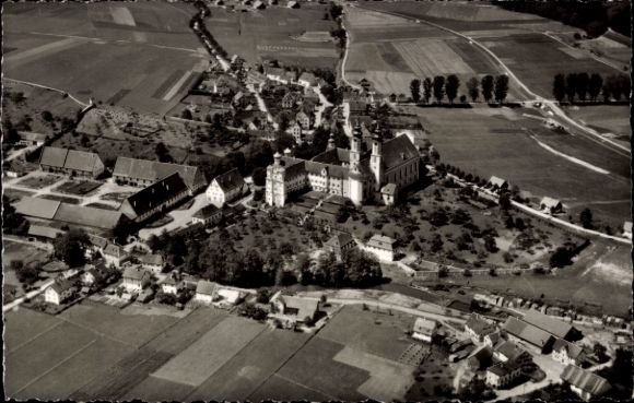 Ak Rot an der Rot in Württemberg, Luftaufnahme eines Klosters, ländliche Umgebung, Felder, Häuser