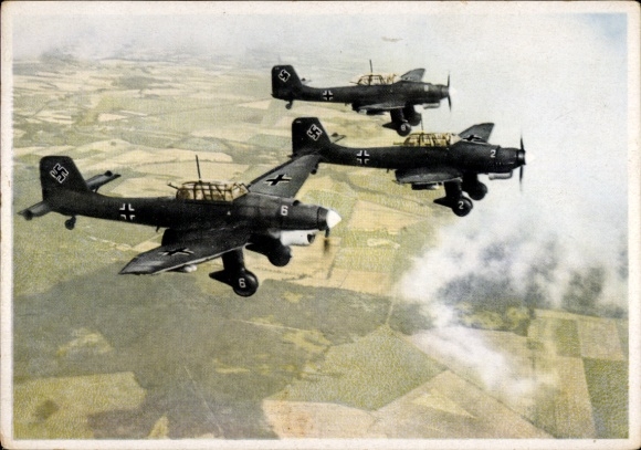Ak Deutsche Luftwaffe, Junkers Ju 87 Sturzkampfflugzeuge auf Feindflug, Stuka