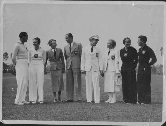 zdjęcie Igrzyska Olimpijskie 1936, strój niemieckiej drużyny olimpijskiej, strój treningowy, strój odświętny