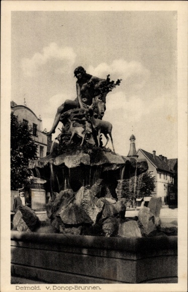 Ak Detmold in Nordrhein Westfalen, Brunnen mit Figur, Tiere, Stadtansicht, Schriftzug  v. Donop-B