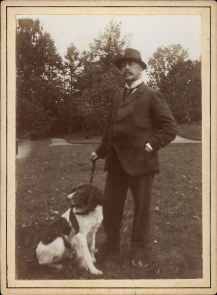 Foto Büstorf Rieseby in Schleswig Holstein, Onkel Heinrich Schmidt Hederich, Portrait mit Hund