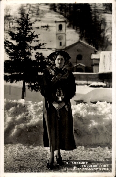 Postcard Young woman in Italian folk costume