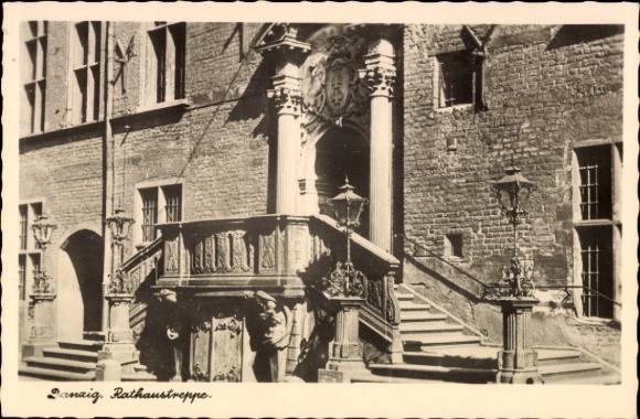 Postcard Danzig, view of the town hall steps, entrance