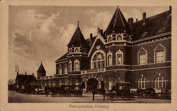 Postcard Esbjerg Denmark, train station, carriages
