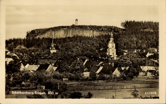 Ak Scheibenberg im Erzgebirge, Aussicht auf  Erzgebirge, Kirche, bewaldeter Berghang
