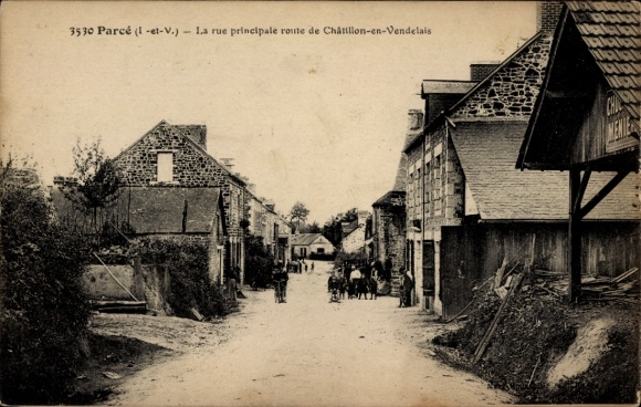 Postcard Parcé sur Sarthe, La rue principale route de Châtillon-en-Vendelais