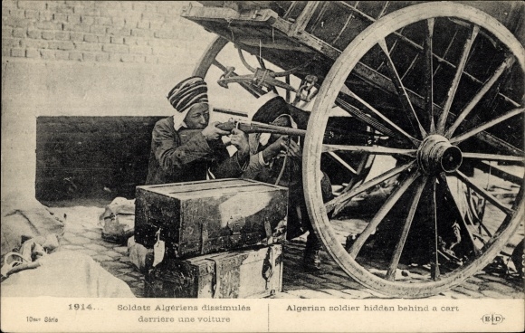 Postcard Soldate Algerians hidden behind a car, I WK