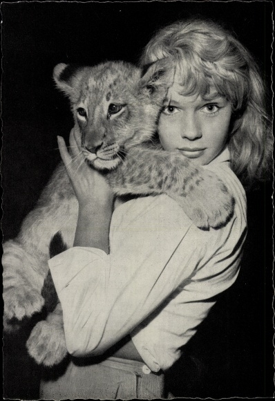 Ak actrice Marion Michael, portret met leeuwenwelp