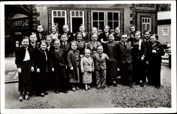 Postcard Paris, International Exhibition 1937, A group of the population of Kingdom of Lilliput