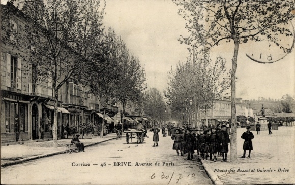 KP Brive la Gaillarde Corrèze, Avenue de Paris, dzieci na ulicy, drzewa,