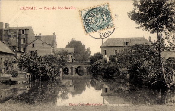 Ak Bernay Eure, Pont de Boucheville, ruhiges Gewässer, Hotels im Hintergrund, klare Ansicht