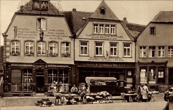PC Sankt Wendel Saarland, houses with confessional sayings on the cathedral square, market stalls