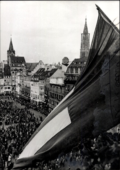 Photo Strasbourg Alsace Bas Rhin, crowd in the square, flag