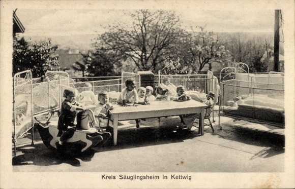 KP Kettwig Essen w Zagłębiu Ruhry, powiatowy dom dziecka, dzieci na tarasie, koń na biegunach