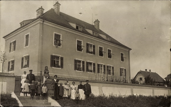 Photo Postcard Kaisheim in the Swabian district of Donau Ries, residential building with families