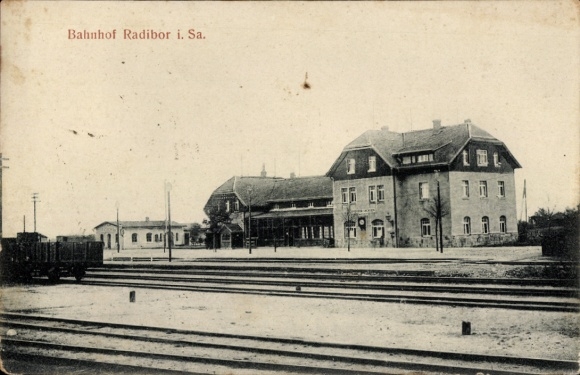 Ak Radibor in Sachsen, Bahnhof, alte Architektur, Schienen, historische Darstellungen