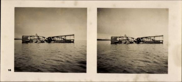 Stereo spatial image photo &quot;The soldiers of the Führer in the field&quot; No. 16, downed Polish plane, Hela