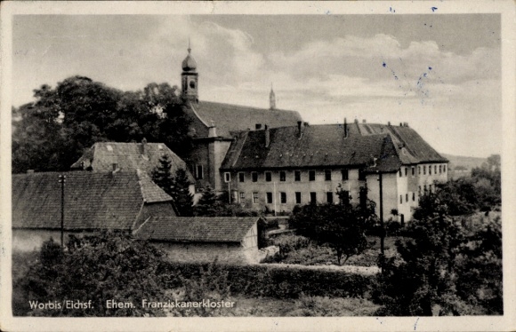 KP Worbis w Eichsfeld w Turyngii, dawny klasztor franciszkanów, domy, drzewa, niebo