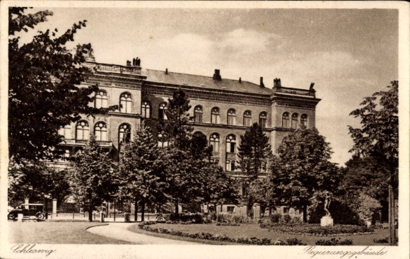 Ak Flensburg in Schleswig Holstein, Regierungsgebäude, Bäume, parkähnliche Anlage,  Architektur