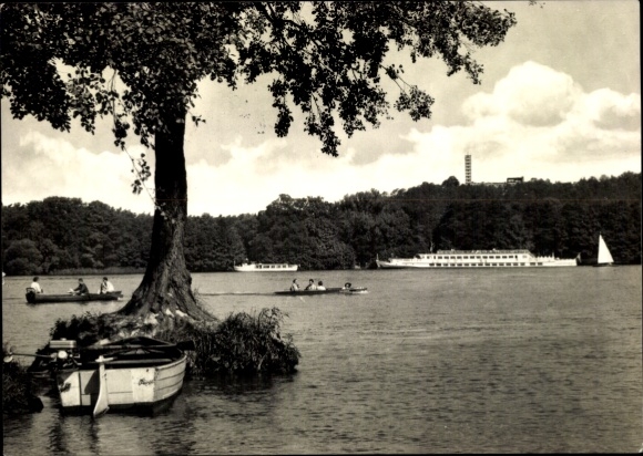 Ak Berlin Köpenick Grünau, Grünauer Gewässer mit Blick zum Müggelturm, Schiffe, Boote