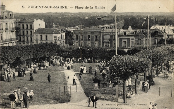 Ak Nogent sur Marne Val de Marne, Rathausplatz, Menschen, Fahnen