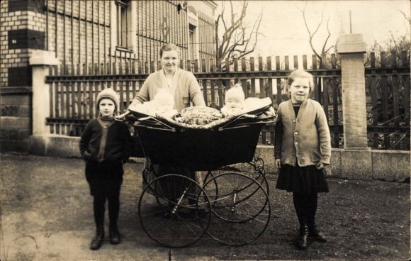 Foto Ak Frau, Baby im Kinderwagen, Kinder