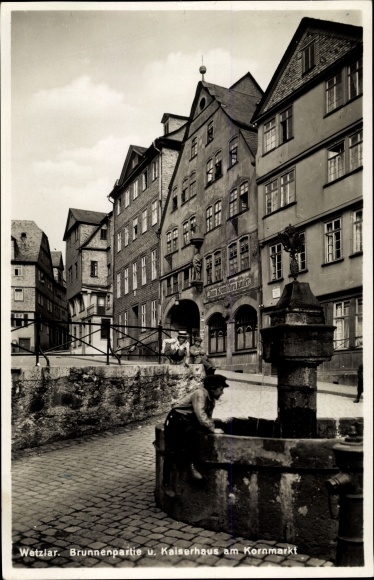 Postcard Wetzlar on the Lahn, fountain section and imperial house on the Kornmarkt