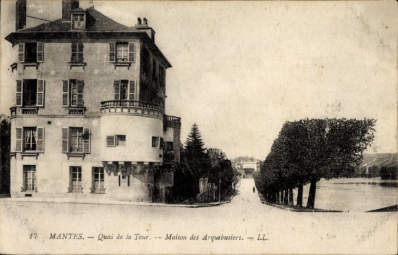 Ak Mantes la Jolie Yvelines, Vorderansicht eines Gebäudes am Quai de la Tour, klassischer Arch...