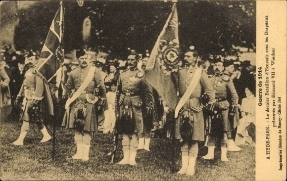 CPA Hyde Park, Bataillon d'Ecossais with les Drapeaux presentes par Edouard VII a Windsor