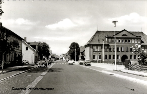 Ak Diepholz in Niedersachsen, Straßenansicht, Hindenburgstraße, alte Autos, historische Archit...