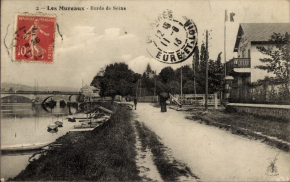 Ak Les Mureaux Yvelines, Seitenansicht am Ufer der Seine,  Brücke, Boote, Straße, Bäume