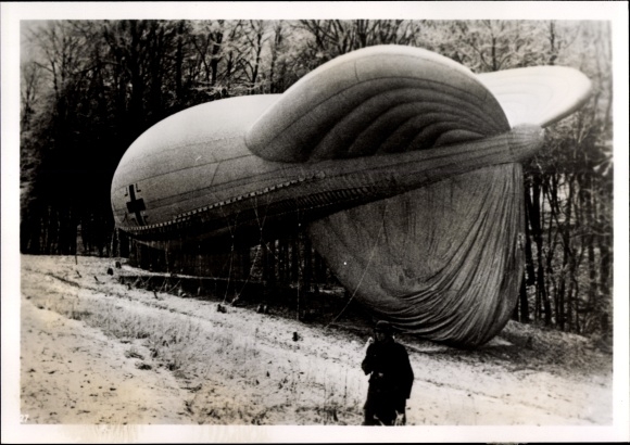 Photo Hoffmann, Heinrich, German captive balloon on the West Wall, Wehrmacht, January 1940