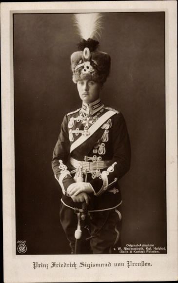 AK Prins Friedrich Sigismund van Pruisen, portret in schedelhuzarenuniform