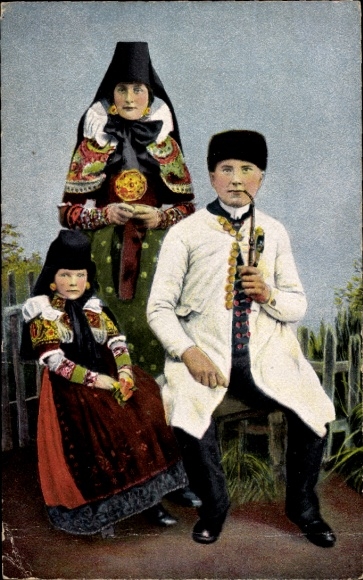 PC folk costumes from Bad Nenndorf and surrounding area, man, pipe, woman, child