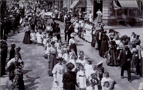 Photo Postcard Lauter Bernsbach in the Ore Mountains Saxony, procession, girls in white dresses, spectators