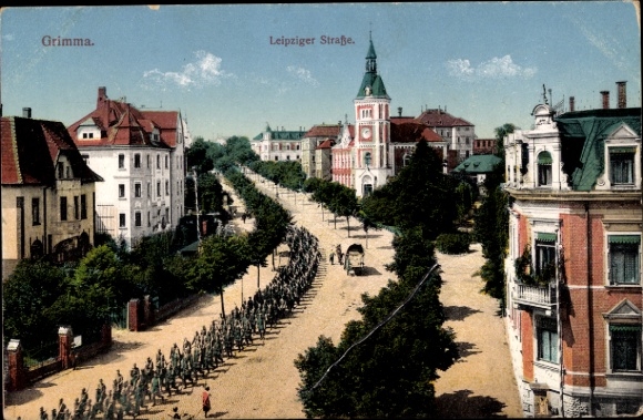Ak Grimma in Sachsen,  Leipziger Straße, Militärparade,  