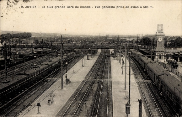 Ak Juvisy sur Orge Essonne, Bahnhof, Luftaufnahme, Züge, Gleise, Bahnhofsuhr