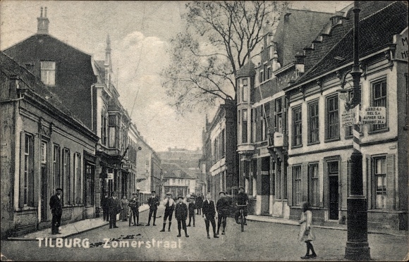 Ak Tilburg Noord-Brabant Nederland, Zomerstraat, passanten